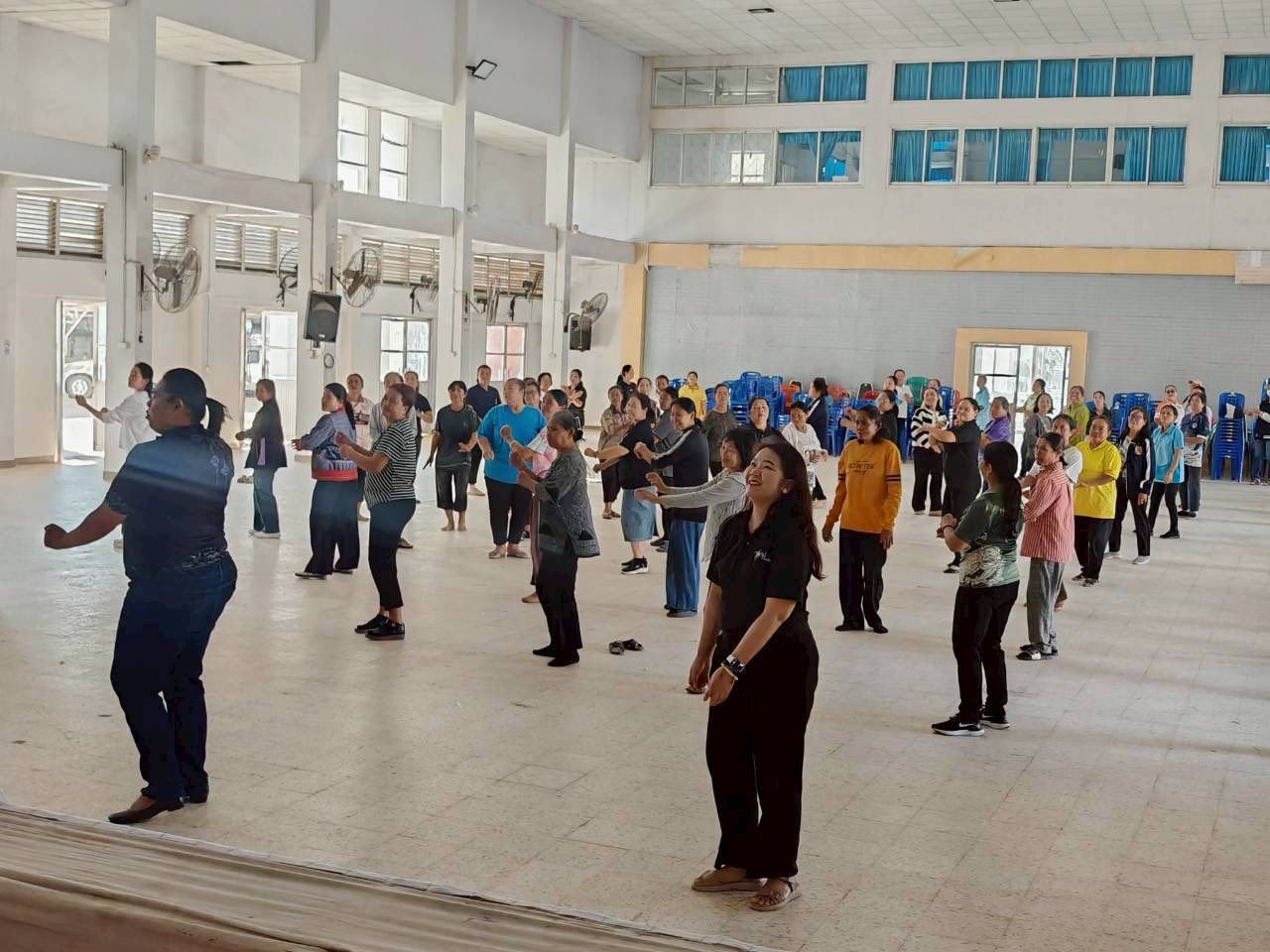  พช.เสลภูมิ นำทีมสตรีอำเภอเสลภูมิ เตรียมความพร้อมการรำสมโภชเมืองร้อยเอ็ด 250 ปี