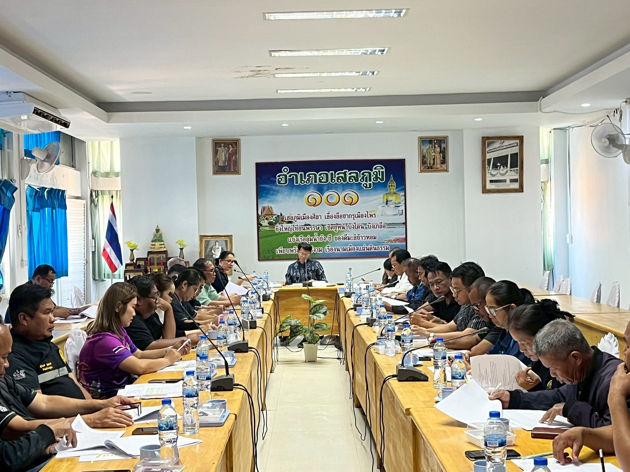 พช.เสลภูมิ ประชุมส่งเสริมการบูรณาการกลไกการขับเคลื่อนการขจัดความยากจน ระดับอําเภอ อำเภอเสลภูมิ